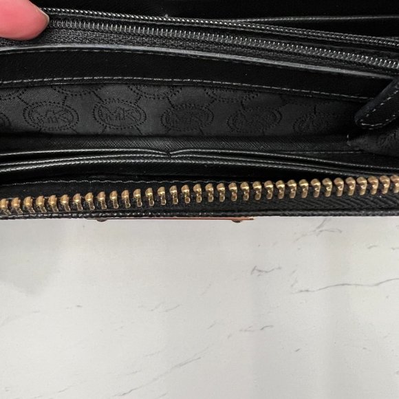 **SALE** Authentic Michael Kors large signature tote & wallet - Picture 10 of 12